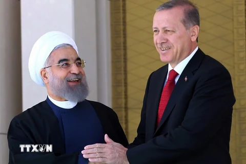 Tổng thống Thổ Nhĩ Kỳ Recep Tayyip Erdogan (phải) và Tổng thống Iran Hassan Rouhani (trái) tại lễ đón ở Ankara. (Nguồn: AFP/TTXVN)