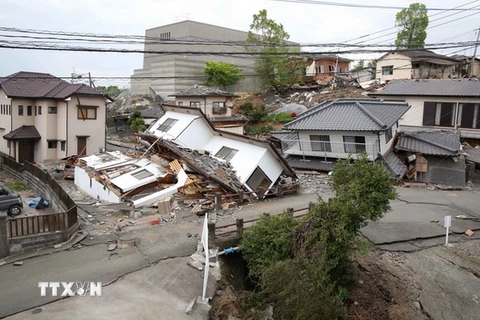 Những căn nhà bị tàn phá do động đất ở Mashiki, Kumamoto. (Nguồn: THX/TTXVN)