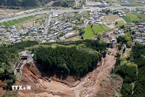Cảnh lở đất do động đất ở Minami-Aso, Kumamoto ngày 16/4. (Nguồn: AFP/TTXVN)