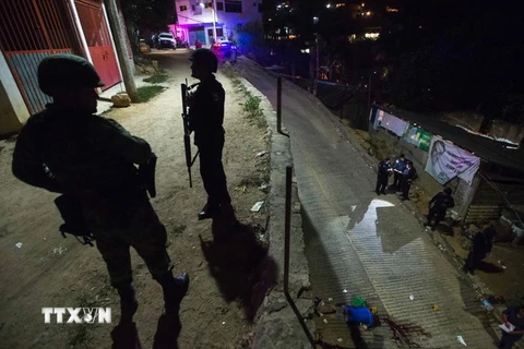 Cảnh sát và binh sỹ Mexico điều tra tại hiện trường một vụ tấn công ở Acapulco, bang Guerrero. (Nguồn: AFP/TTXVN)