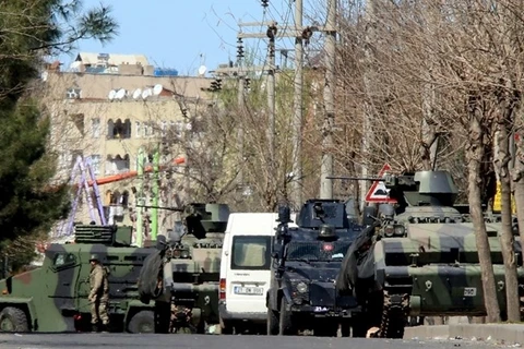 Quân đội và xe bọc thép của cảnh sát tại quận Baglar, Đông Nam thành phố Diyarbakir, do PKK nắm giữ. (Nguồn: Reuters)