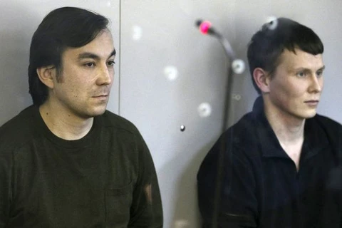 Yevgeny Yerofeyev (trái) và Alexander Alexandrov tại phiên tòa. (Nguồn: Reuters)