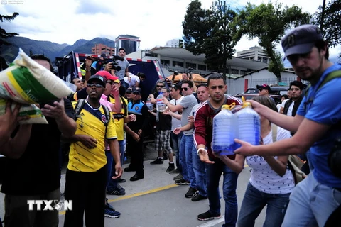 Chuyển hàng cứu trợ cho các nạn nhân vụ động đất tại thủ đô Quito. (Nguồn: AFP/TTXVN)