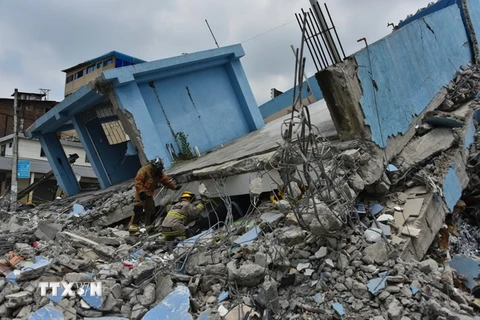 Lực lượng cứu hộ làm nhiệm vụ tại Gauyaquil sau động đất. (Nguồn: AFP/TTXVN)