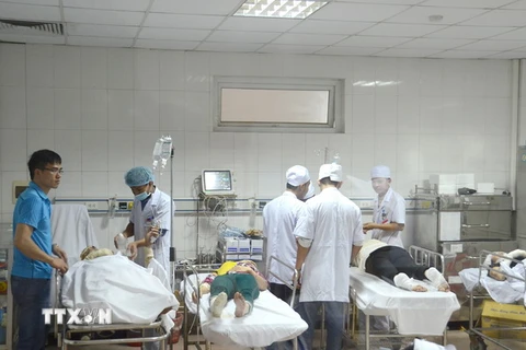 Các công nhân đang được các bác sỹ ở Bệnh viện Đa khoa 115 cấp cứu, băng bó vết thương. (Ảnh: Bích Huệ/TTXVN)