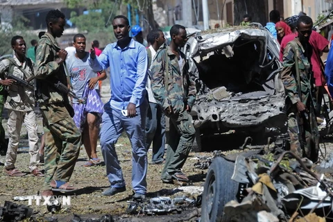 Binh sỹ Somalia điều tra tại hiện trường vụ đánh bom ở thủ đô Mogadishu ngày 11/4. (Nguồn: AFP/TTXVN)