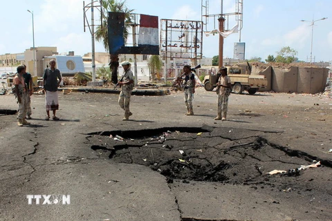 Các lực lượng Yemen điều tra tại hiện trường vụ đánh bom liều chết tại trạm kiểm soát gần sân bay quốc tế Aden ngày 17/4. (Nguồn: AFP/TTXVN)