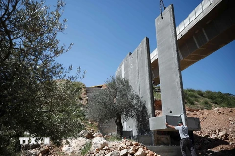 Israel xây dựng hàng rào chắn mới tại Thung lũng Cremisan sát thị trấn Beit Jala, gần thành phố Bethlehem, Khu Bờ Tây. (Nguồn: AFP/TTXVN)