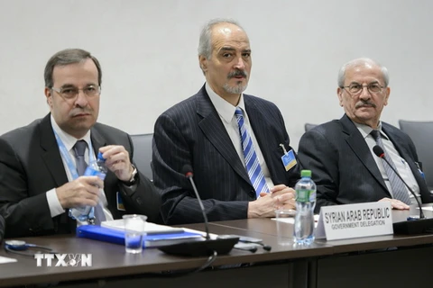 Trưởng đoàn đàm phán của phái đoàn Chính phủ Syria Bashar al-Jaafari (giữa) trong một cuộc họp ở Geneva, Thụy Sĩ ngày 24/3. (Nguồn: AFP/TTXVN)
