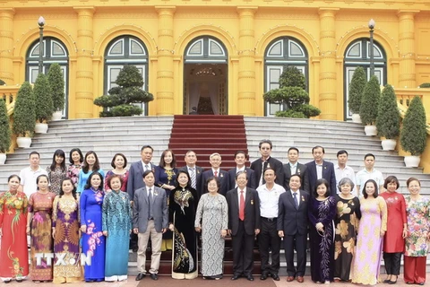 Phó Chủ tịch nước Đặng Thị Ngọc Thịnh chụp ảnh chung với các đại biểu. (Ảnh: Phạm Kiên/TTXVN)
