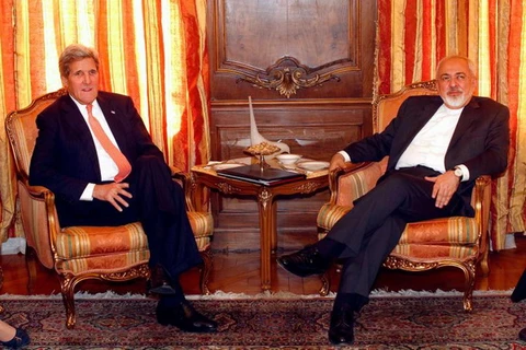 Ngoại trưởng Mỹ John Kerry và người đồng cấp Iran Mohammad Javad Zarif trong một cuộc gặp hồi tháng 4/2015. (Nguồn: Reuters)