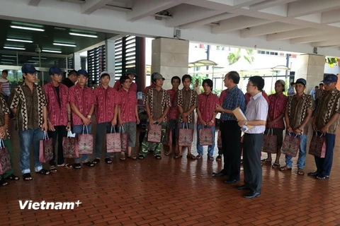 Đại sứ quán Việt Nam tại Indonesia tiến hành các thủ tục xuất cảnh để đưa 36 ngư dân về nước. (Ảnh: Trần Chiến/Vietnam+)