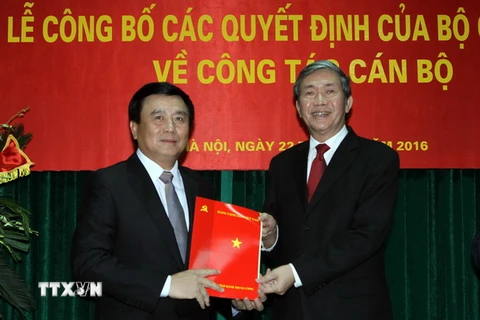 Thường trực Ban Bí thư Đinh Thế Huynh trao Quyết định cho giáo sư-tiến sỹ Nguyễn Xuân Thắng. (Ảnh: Nguyễn Dân/TTXVN)