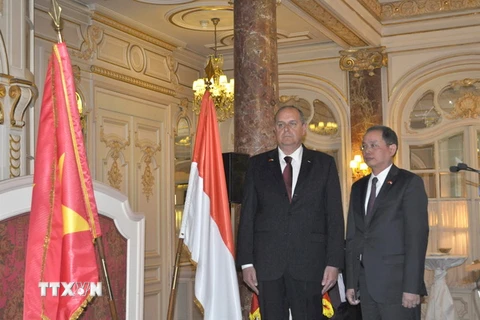 Đại sứ Nguyễn Ngọc Sơn và ông Roland de Rechniewski tại buổi lễ. (Ảnh: Bích Hà-TTXVN)