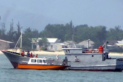 Tàu của Bộ đội biên phòng Cửa khẩu Chân Mây cứu hộ tàu cá Trung Quốc mắc cạn tại vùng biển Việt Nam. (Ảnh: Quốc Việt/TTXVN)