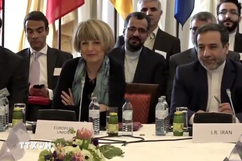 Thứ trưởng Ngoại giao ​EU Helga Maria Schmid (trái, phía trước) và Thứ trưởng Ngoại giao ​Irran Abbas Araqchi (phải, phía trước) trong cuộc họp tại Vienna. (Nguồn: Press TV/ TTXVN)