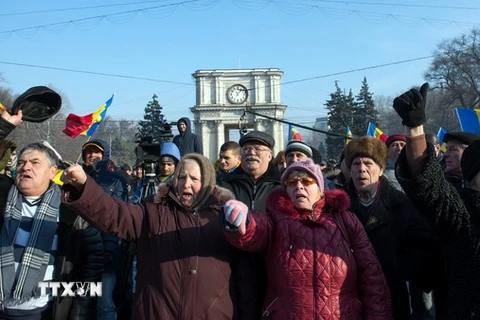 Người biểu tình tập trung trước tòa nhà Quốc hội Moldova ở Chisinau hồi tháng 1/2016. (Nguồn: AFP/TTXVN)