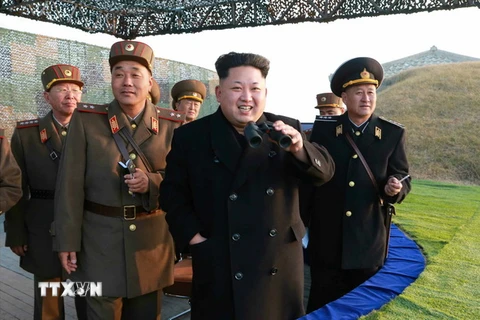 Lãnh đạo Triều Tiên Kim Jong-un theo dõi một cuộc tập trận của các đơn vị quân sự tại một địa điểm bí mật. (Nguồn: EPA/TTXVN)
