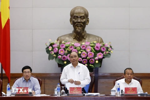 Thủ tướng Nguyễn Xuân Phúc và các Phó Thủ tướng họp Thường trực Chính phủ về tình hình thực hiện Luật Doanh nghiệp và Luật Đầu tư năm 2014. (Ảnh: Thống Nhất/TTXVN)