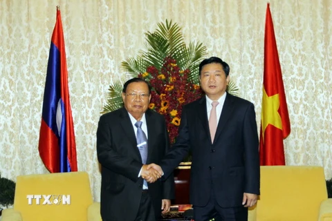 Bí thư Thành ủy Đinh La Thăng tiếp Tổng Bí thư, Chủ tịch nước Lào Bounnhang Volachith tại Dinh Thống Nhất. (Ảnh: Hoàng Hải/TTXVN)