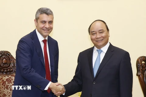 Thủ tướng Nguyễn Xuân Phúc tiếp ông Andrea Vella, Giám đốc điều hành, Trưởng Ngân hàng Đầu tư Goldman Sachs châu Á. (Ảnh: Thống Nhất/TTXVN)