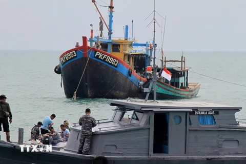 Nhà chức trách Indonesia lai dắt một tàu đánh cá trái phép của Malaysia tại khu vực ngoài khơi Belawan, phía đông đảo Sumatra, Indonesia. (Nguồn: AFP/TTXVN)