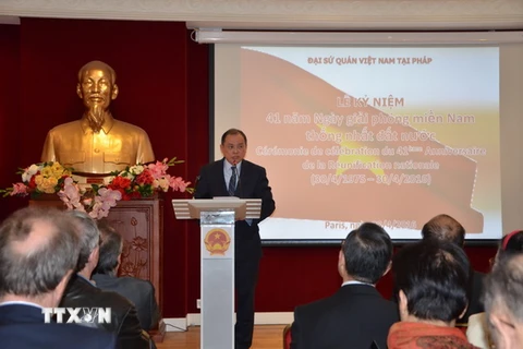 Đại sứ Nguyễn Ngọc Sơn phát biểu khai mạc buổi lễ. (Ảnh : Bích Hà/TTXVN)