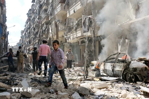 Cảnh đổ nát sau vụ không kích ở thành phố Aleppo. (Nguồn: AFP/TTXVN)