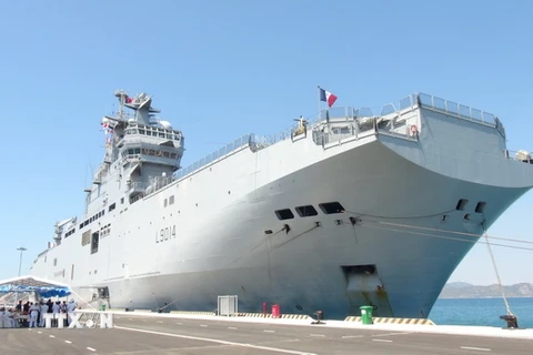 Tàu Tonnerre của Hải quân Pháp cập Cảng quốc tế Cam Ranh. (Ảnh: Nguyên Lý/TTXVN)