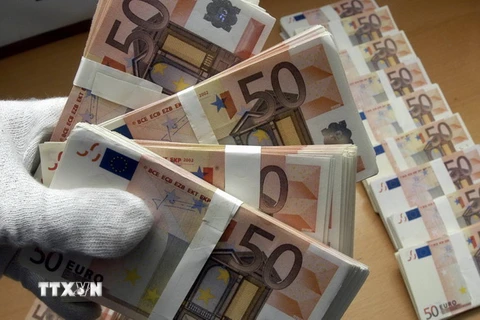 Những tập tiền 50 euro giả được giới thiệu tại Cục điều tra tội phạm ở Berlin(Đức). (Nguồn: AFP/TTXVN)