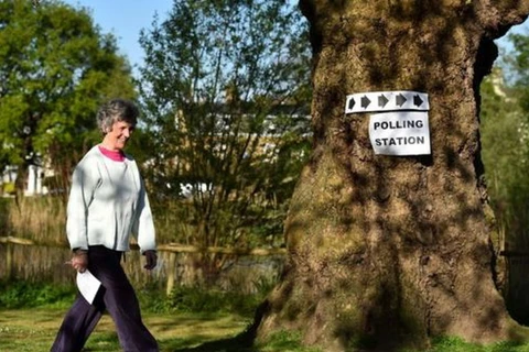 Cử tri Anh đi bỏ phiếu bầu cử. (Nguồn: AFP)