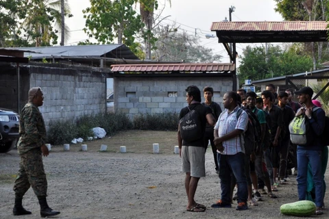 Những người di cư phải chờ đợi trước khi đến thành phố Panama. (Nguồn: aljazeera.com)
