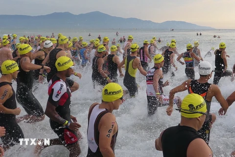 Các vận động viên tham gia cuộc thi VNG IRONMAN 70.3 Vietnam năm 2015. (Ảnh: Văn Sơn/TTXVN)