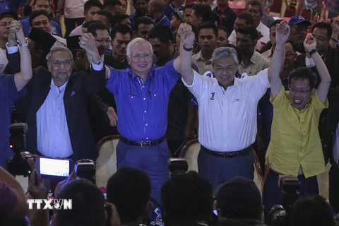 Thủ tướng Malaysia đồng thời là Chủ tịch BN Najib Razak (thứ 2 trái) và các thành viên mừng chiến thắng tại Sarawak. (Nguồn: EPA/TTXVN)