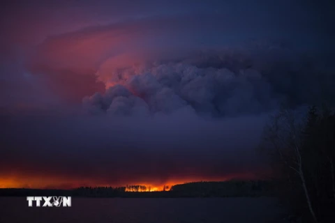 Lửa khói cháy rừng ngùn ngụt gần thành phố Fort McMurray, tỉnh bang Alberta. (Nguồn: EPA/TTXVN)