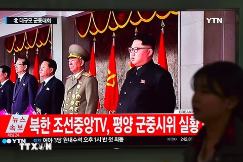 Nhà lãnh đạo Kim Jong​-un (phải) chủ trì lễ diễu binh ở Bình Nhưỡng ngày 10/5. (Nguồn: AFP/TTXVN)