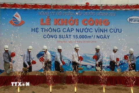 Nghi thức khởi công dự án xây dựng hệ thống cấp nước Vĩnh Cửu. (Ảnh: Sỹ Tuyên/TTXVN)