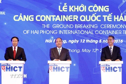 Thủ tướng Nguyễn Xuân Phúc và các đại biểu thực hiện nghi thức khởi công cảng Container quốc tế Hải Phòng. (Ảnh: Thống Nhất/TTXVN)