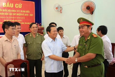 Phó Chủ tịch Quốc hội Đỗ Bá Tỵ trao đổi với đại diện tỉnh Ninh Thuận về công tác an ninh trật tự, phục vụ bầu cử. (Ảnh: Đức Ánh/TTXVN)