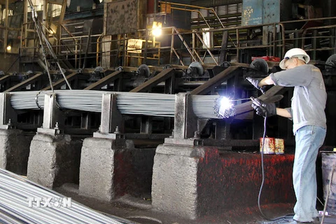 Công nhân nhà máy kiểm tra chất lượng thép thành phẩm tại Nhà máy cán thép - Công ty cổ phần Gang thép Thái Nguyên. (Ảnh: Hoàng Nguyên/TTXVN)