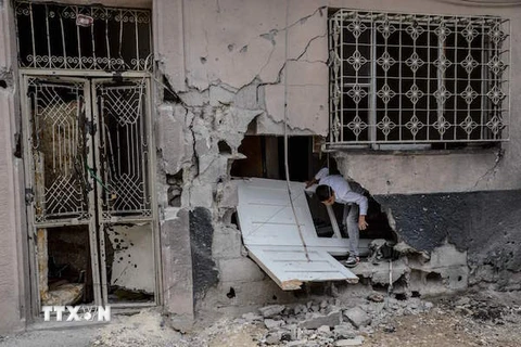 Một ngôi nhà ở Syria bị phá hủy sau các vụ tấn công bằng rocket của IS. (Nguồn: AFP/TTXVN)
