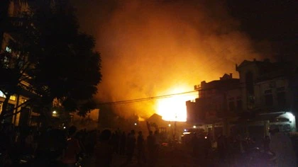 Hà Nội: Đang xảy ra cháy lớn tại dãy nhà dân số 2 Lê Đức Thọ