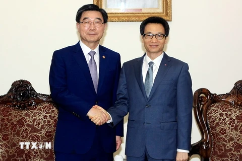 Phó Thủ tướng Vũ Đức Đam tiếp ông Bộ trưởng Bộ Việc làm và Lao động Hàn Quốc Lee Ki Kweon. (Ảnh: Phạm Kiên/TTXVN)