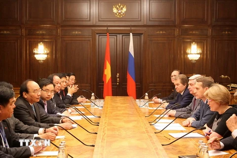 Thủ tướng Nguyễn Xuân Phúc hội kiến Chủ tịch Duma Quốc gia Nga Sergei Naryshkin. (Ảnh: Thống Nhất/TTXVN)