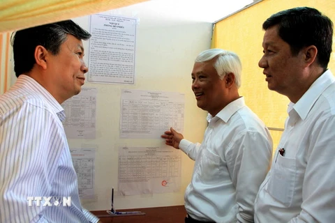 Phó Chủ tịch Quốc hội Uông Chu Lưu kiểm tra công tác chuẩn bị bầu cử tại phường An Hội, quận Ninh Kiều, thành phố Cần Thơ. (Ảnh: Thanh Sang/TTXVN)