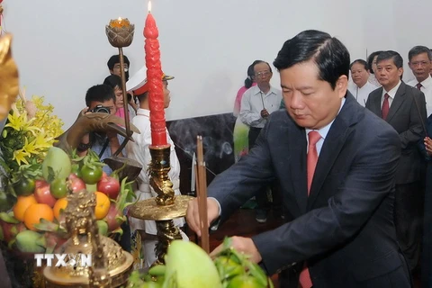 Bí thư Thành ủy Thành phố Hồ Chí Minh Đinh La Thăng, dâng hương tưởng nhớ Bác tại Bến Nhà Rồng. (Ảnh: An Hiếu/TTXVN)