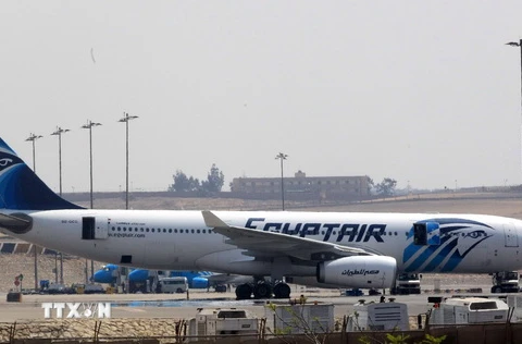Một máy bay của hãng EgyptAir cất cánh tại sân bay Cairo. (Nguồn: EPA/TTXVN)