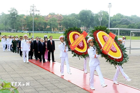 Đoàn đại biểu Ban Chấp hành Trung ương Đảng, Chủ tịch nước, Quốc hội, Chính phủ và Mặt trận Tổ quốc Việt Nam đến đặt vòng hoa và vào Lăng viếng Chủ tịch Hồ Chí Minh. (Ảnh: Phạm Kiên/TTXVN)