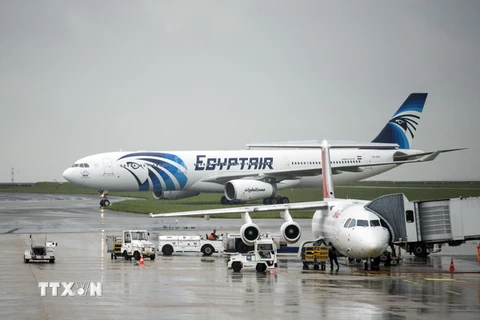 Một máy bay của Hãng hàng không EgyptAir tại sân bay Charles de Gaulle, Pháp. (Nguồn: THX/TTXVN)