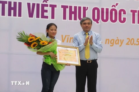 Ban tổ chức trao giải Nhất cho em Nguyễn Thị Thu Trang. (Ảnh: Nguyễn Thảo/TTXVN)